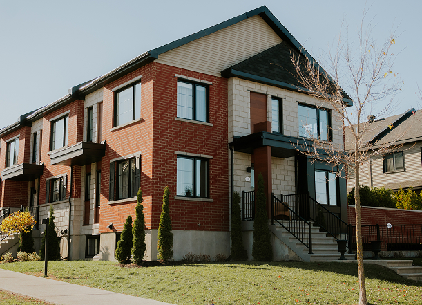 Façade de maisons de ville neuves au projet immobilier Azimut à Boisbriand – Habita Nord-Est