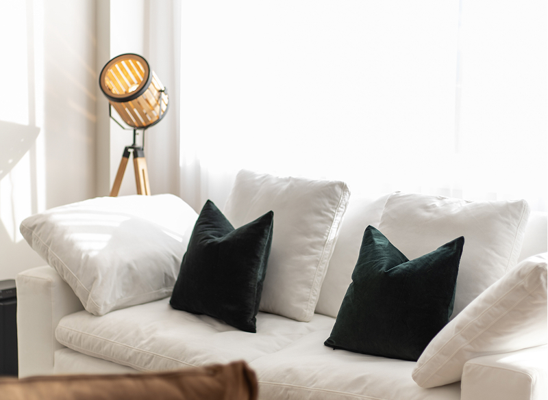 Sofa blanc et contemporain au salon du projet immobilier Azimut de Boisbriand - Habita Nord-Est