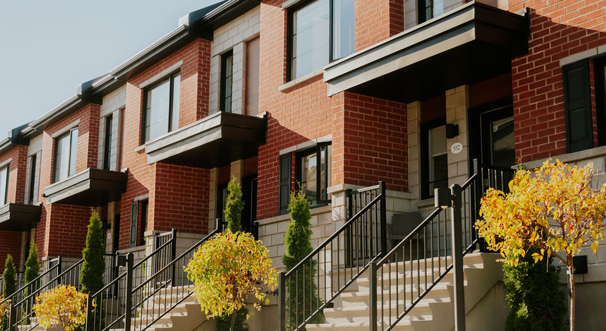 Façade de maisons de ville neuves au projet immobilier Azimut à Boisbriand – Habita Nord-Est