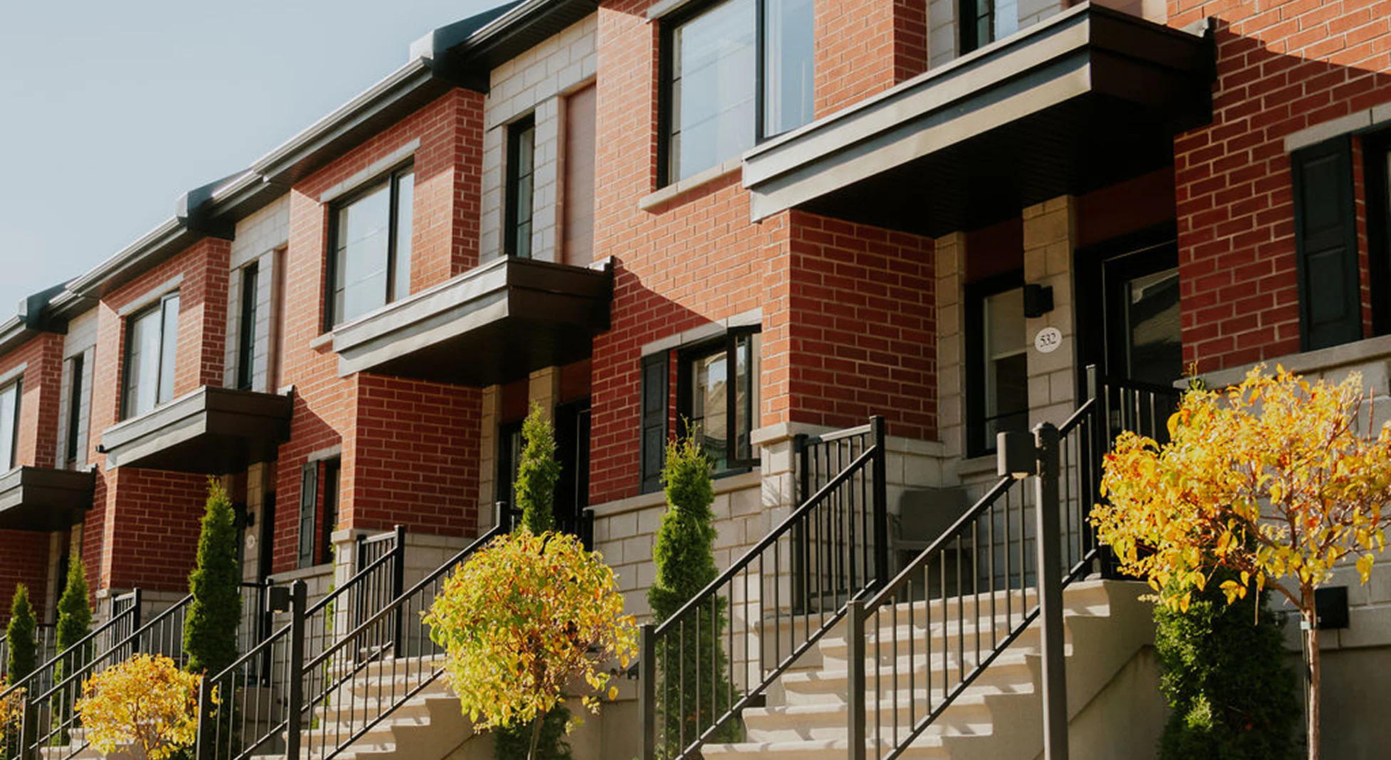 Façade de maisons de ville neuves au projet immobilier Azimut à Boisbriand – Habita Nord-Est