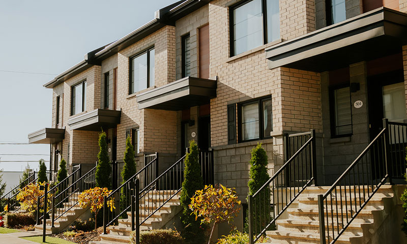 Façade de maisons de ville neuves au projet immobilier Azimut à Boisbriand – Habita Nord-Est