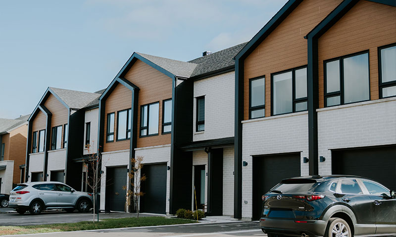 Façade de maison de ville neuve au projet immobilier Norcité à Mirabel – Habita Nord-Est